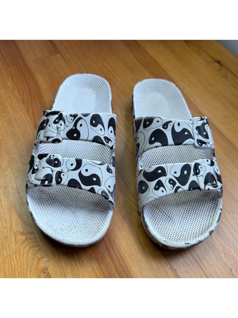 Freedom Moses, Ying, Yang, black and white slides size 4 girls